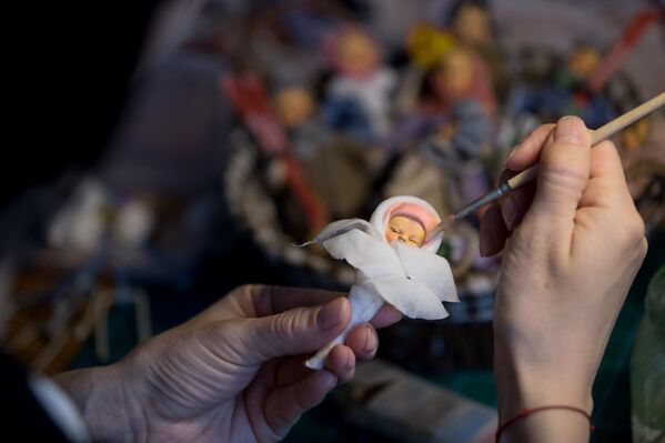 Nghệ nhân Daria Klimentova trong quá trình nhuộm đồ chơi bằng bông gòn theo phong cách Liên Xô tại xưởng tại nhà của cô ở Tyumen - Sputnik Việt Nam