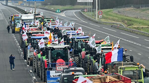 Nông dân dùng máy kéo chặn đường cao tốc A4 ở phía đông Paris hưởng ứng lời kêu gọi biểu tình của công đoàn nông dân toàn quốc đòi tăng lương và giảm thuế   - Sputnik Việt Nam