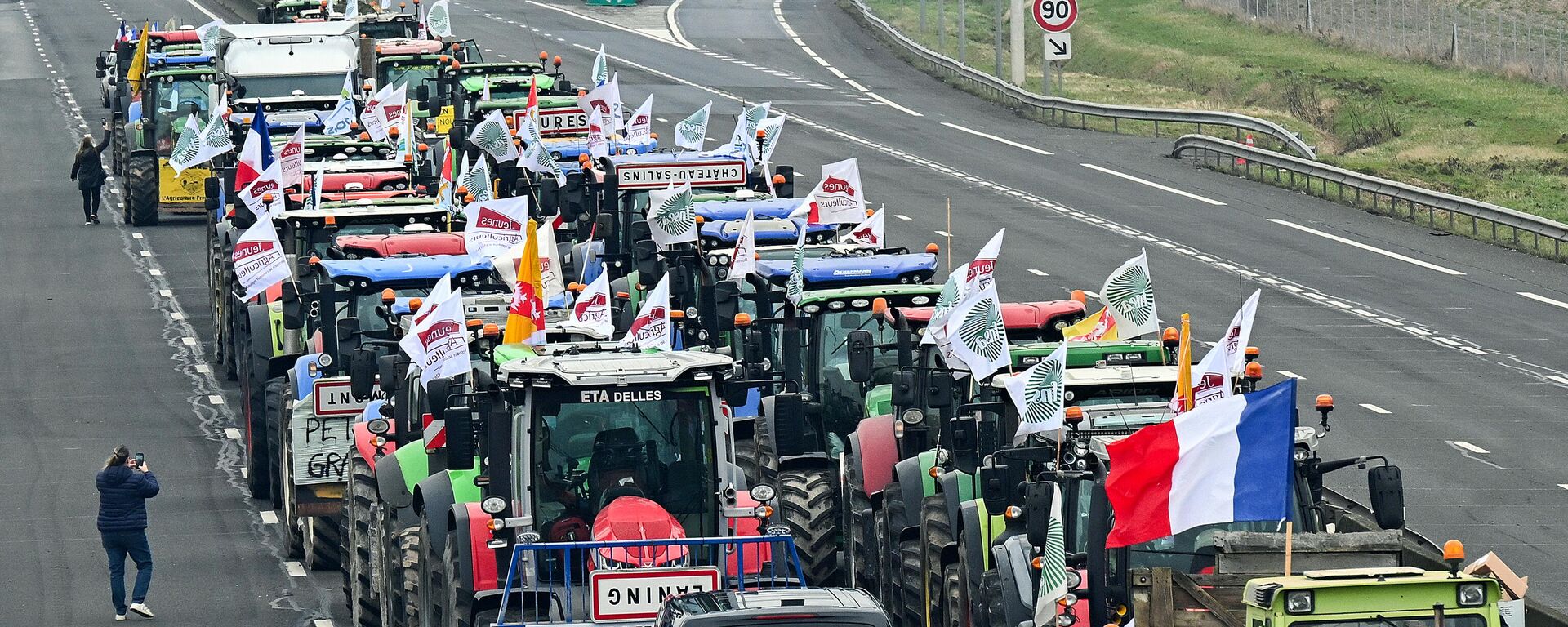 Nông dân dùng máy kéo chặn đường cao tốc A4 ở phía đông Paris hưởng ứng lời kêu gọi biểu tình của công đoàn nông dân toàn quốc đòi tăng lương và giảm thuế   - Sputnik Việt Nam, 1920, 01.02.2024