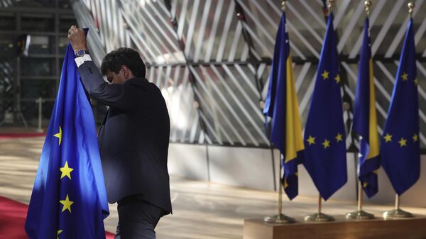 Cờ Ukraina và EU trong tòa nhà Nghị viện châu Âu ở Brussels - Sputnik Việt Nam