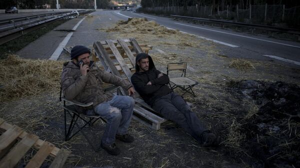 Nông dân ngồi trên đường cao tốc sau khi qua đêm tại rào chắn ở Aix-en-Provence, miền nam nước Pháp - Sputnik Việt Nam