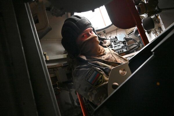 Một quân nhân của biệt đội lực lượng đặc nhiệm tình nguyện &quot;VEGA&quot; ngồi trên chiếc BMP-3 trong quá trình huấn luyện chiến đấu ở LNR - Sputnik Việt Nam
