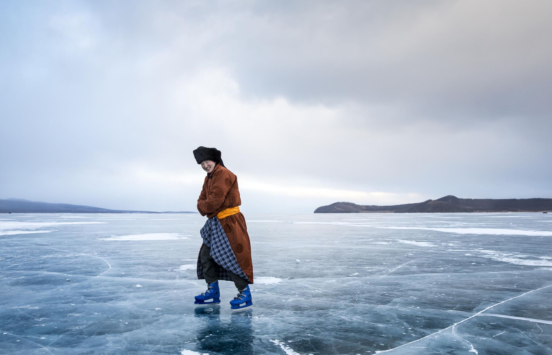 Một người đàn ông trượt băng trên hồ đóng băng Khuvsgul ở phía bắc Mông Cổ - Sputnik Việt Nam, 1920, 02.02.2024