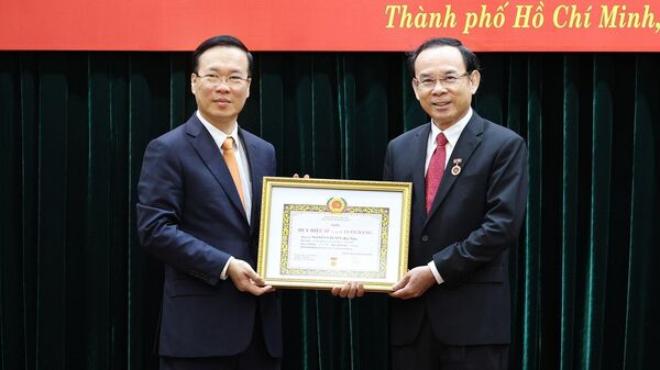 Chủ tịch nước trao Huy hiệu 45 năm tuổi Đảng cho Bí thư Thành ủy TP. Hồ Chí Minh   - Sputnik Việt Nam