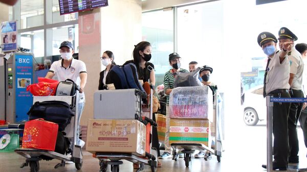Hành khách đến sân bay Tân Sơn Nhất để rời Thành phố Hồ Chí Minh, bắt đầu kỳ nghỉ Tết Nguyên đán - Sputnik Việt Nam