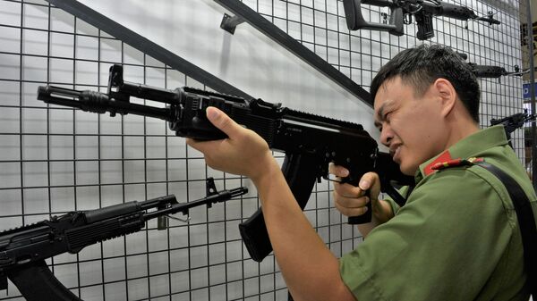 Khách tham quan triển lãm xem AK-204 Kalashnikov - Sputnik Việt Nam