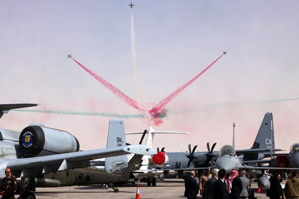 Phi đội thuật lái nhào lộn Saudi Falcons trình diễn tại Triển lãm Quốc phòng Thế giới «World Defense Show» lần thứ 2 ở Riyadh. - Sputnik Việt Nam