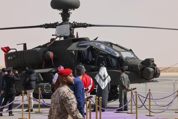 Trực thăng Apache tại Triển lãm Quốc phòng Thế giới «World Defense Show» lần thứ 2 ở Riyadh. - Sputnik Việt Nam