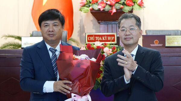 Bí thư Thành ủy Đà Nẵng Nguyễn Văn Quảng (bên phải) tặng hoa chúc mừng ông Lương Nguyễn Minh Triết - Sputnik Việt Nam
