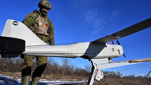 Người điều khiển UAV chuẩn bị máy bay không người lái Orlan-10 - Sputnik Việt Nam