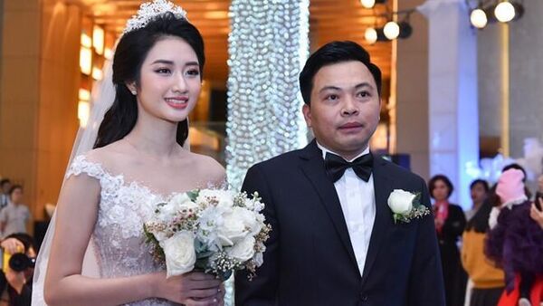 Thu Ngân và bầu Phương - Chủ tịch CLB FLC Thanh Hoá trong ngày cưới. - Sputnik Việt Nam