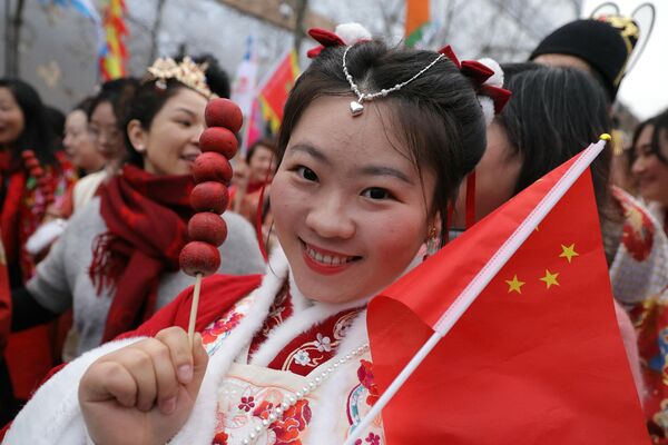 Cô gái thuộc cộng đồng người Hoa ở Paris tham gia cuộc diễu hành Tết Nguyên đán trên đại lộ Champs Elysees. - Sputnik Việt Nam