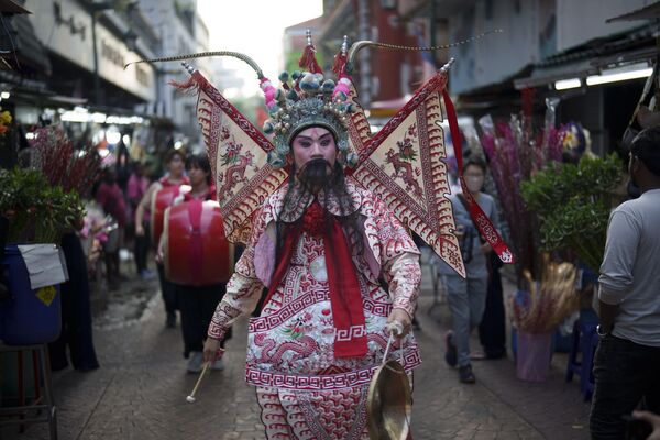 Đạo diễn phim Malaysia Chong Kit Aung trong trang phục kinh kịch Trung Quốc biểu diễn trong lễ hội Tết Nguyên đán ở khu phố Tàu, Kuala Lumpur. - Sputnik Việt Nam