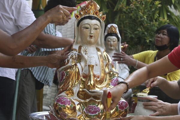 Người Indonesia gốc Hoa rửa tượng tại một ngôi chùa ở Kuta, Bali, Indonesia. - Sputnik Việt Nam