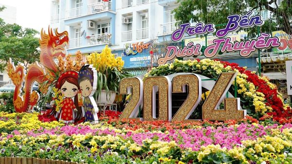 Khu vực cổng chào chợ Hoa Xuân “Trên bến dưới thuyền” năm 2024 được trang trí với nhiều tiểu cảnh sắc màu. - Sputnik Việt Nam