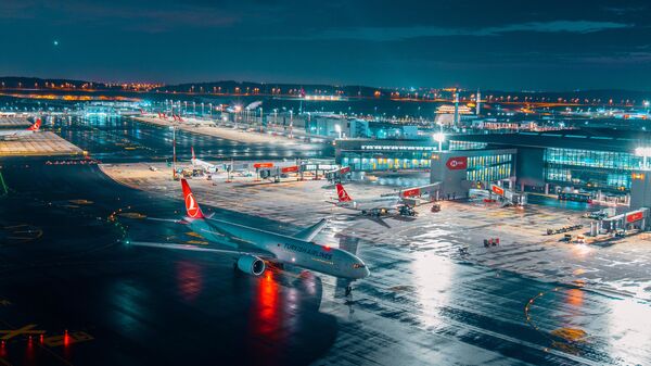 Máy bay Boeing 777 của Turkish Airlines chuẩn bị cho chuyến bay đêm, sân bay ở Istanbul, Thổ Nhĩ Kỳ - Sputnik Việt Nam