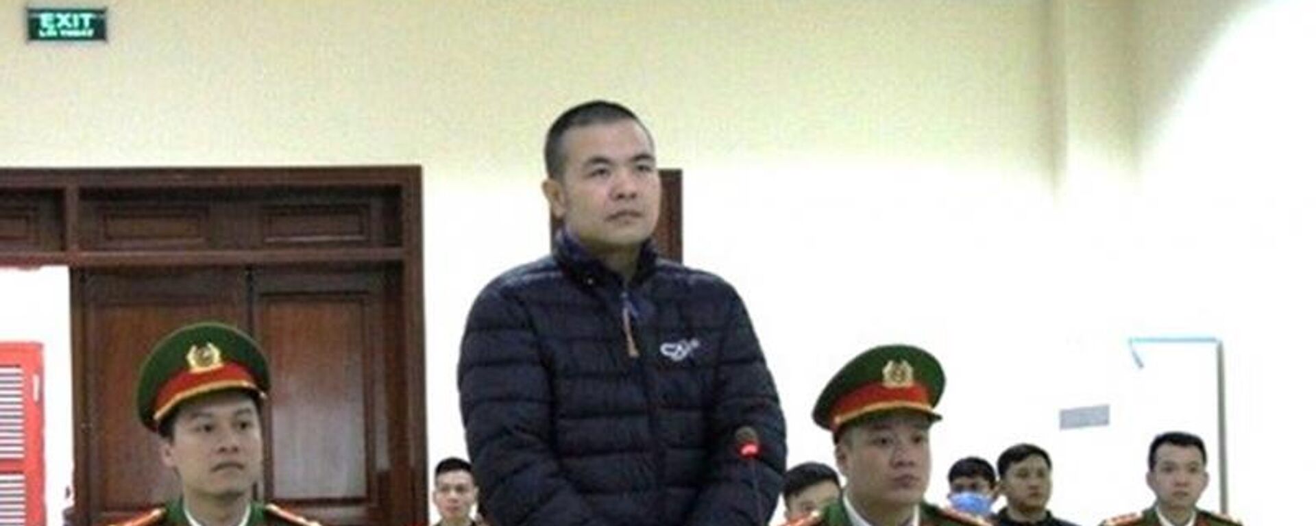 Bị cáo Phạm Trung Dũng (áo đen) tại phiên tòa - Sputnik Việt Nam, 1920, 06.02.2024