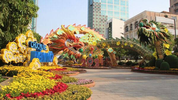 Linh vật Rồng ở cổng chào lập kỷ lục kích thước con giáp từng xuất hiện trên Đường hoa. - Sputnik Việt Nam