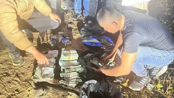 Tên cướp bị bắt cùng toàn bộ số tiền hơn 3 tỷ đồng tang vật - Sputnik Việt Nam