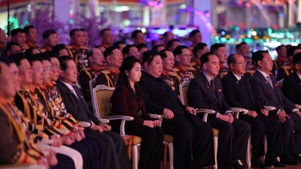 Kỷ niệm 76 năm thành lập Quân đội nhân dân Triều Tiên: Ông Kim Jong-un và con gái dự tiệc chiêu đãi - Sputnik Việt Nam