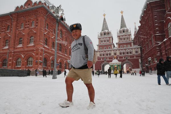 Một du khách đi bộ qua trung tâm Matxcơva từ Quảng trường Đỏ khi tuyết rơi dày đặc. - Sputnik Việt Nam