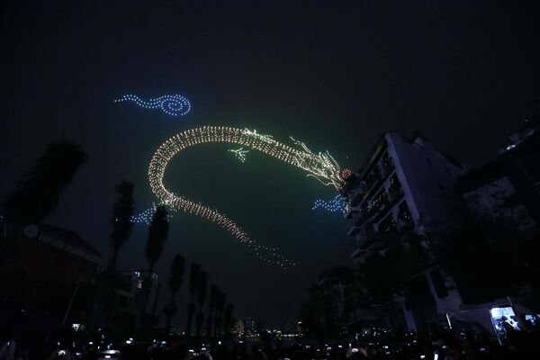 Độc đáo màn trình diễn ánh sáng nghệ thuật bằng drones chào Xuân mới trên bầu trời Hà Nội - Sputnik Việt Nam