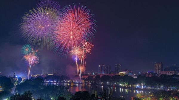 Pháo hoa rực sáng trên bầu trời Thủ đô chào đón Xuân Giáp Thìn 2024 - Sputnik Việt Nam