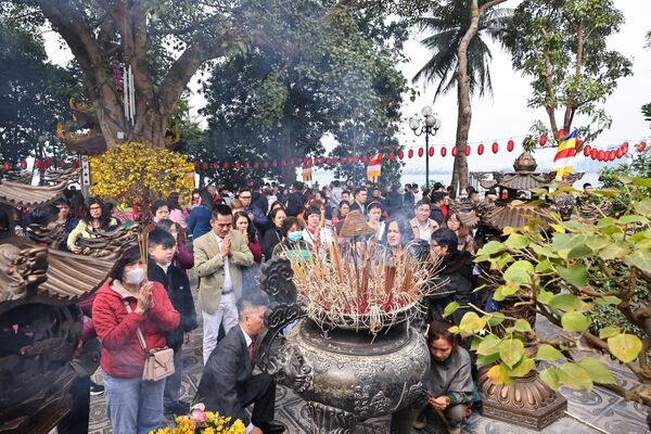 Đông đảo người dân đi lễ cầu bình an năm mới tại Chùa Trấn Quốc.  - Sputnik Việt Nam