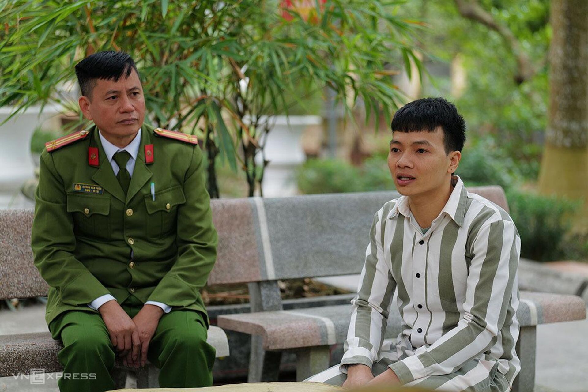 Trung tá Dương Văn Phúc (trái), người trực tiếp quản lý phạm nhân Khá - Sputnik Việt Nam, 1920, 11.02.2024