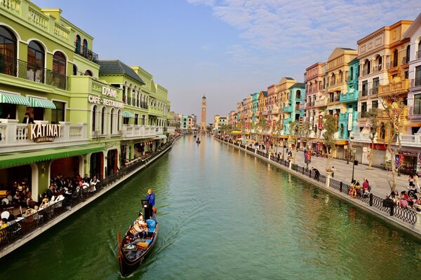 Du khách trải nghiệm không gian với nguồn cảm hứng từ thành phố lãng mạn bậc nhất thế giới - Venice của nước Ý tại Vinhomes Ocean Park 3. - Sputnik Việt Nam