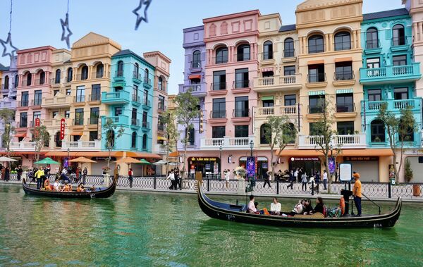 Được thiết kế theo phong cách Venice, thuyền Gondola sẽ đưa bạn vào một hành trình đầy lãng mạn giữa những con đường nước. - Sputnik Việt Nam