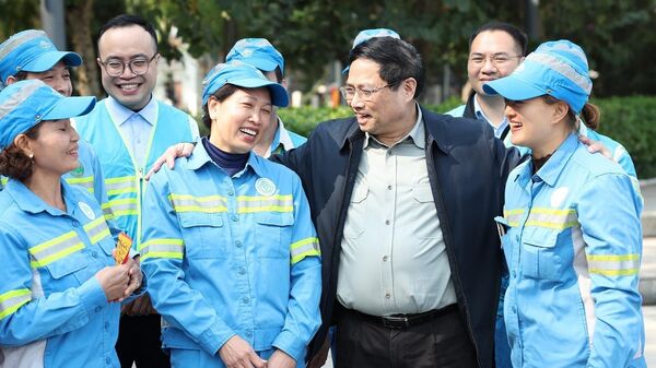 Thủ tướng Phạm Minh Chính thăm, chúc Tết công nhân vệ sinh môi trường đô thị thành phố Hà Nội. - Sputnik Việt Nam