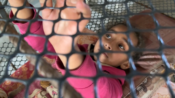 Chuồng gà thay cho giường: Các trẻ em ở Rafah đang sống ra sao? - Sputnik Việt Nam