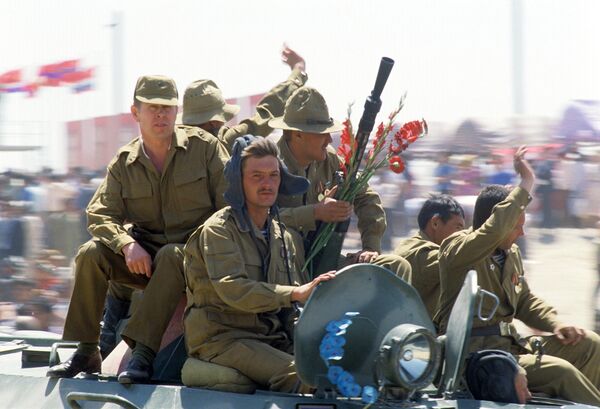 Ngày 15 tháng 5 năm 1988. Bắt đầu rút dần dần đội quân hạn chế của quân đội Liên Xô khỏi Afghanistan. - Sputnik Việt Nam