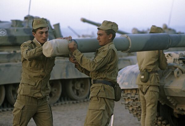 Chuẩn bị chuyển xe tăng sang Liên Xô. Rút quân đội Liên Xô khỏi Afghanistan. - Sputnik Việt Nam