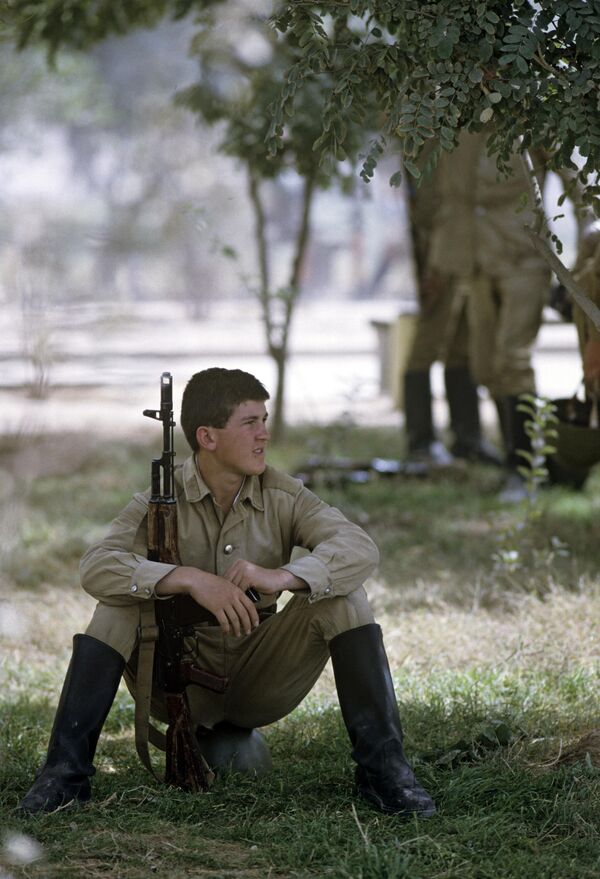 Một người lính trước khi về Liên Xô. Rút quân đội Liên Xô khỏi Afghanistan. - Sputnik Việt Nam