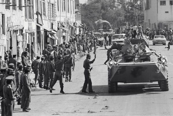 Quân nhân Lực lượng Vũ trang Afghanistan tiễn những người lính quốc tế Liên Xô về nước. - Sputnik Việt Nam