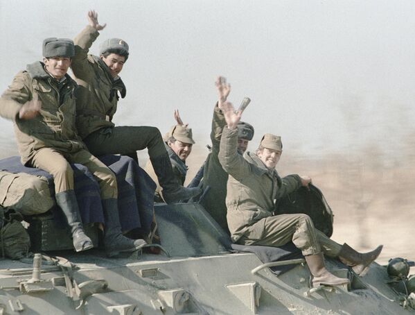 Rút đội quân có giới hạn của quân đội Liên Xô từ Afghanistan về nước. - Sputnik Việt Nam
