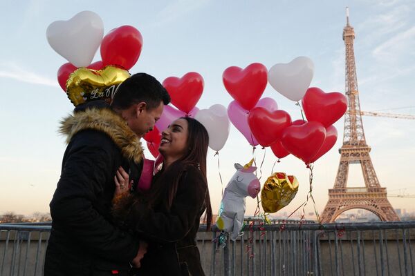 Cặp tình nhân trên Quảng trường Trocadero gần tháp Eiffel ở Paris vào ngày lễ tình nhân. - Sputnik Việt Nam