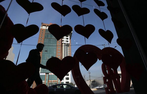 Cửa hàng được trang trí cho ngày lễ tình nhân ở Arbil, Iraq. - Sputnik Việt Nam