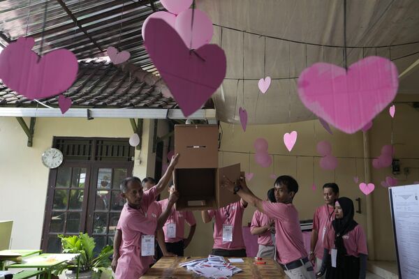 Trạm bỏ phiếu trong ngày lễ tình nhân, Indonesia. - Sputnik Việt Nam