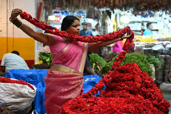Người bán hoa kết vòng hoa hồng trước Ngày lễ tình nhân ở Bangalore, Ấn Độ. - Sputnik Việt Nam
