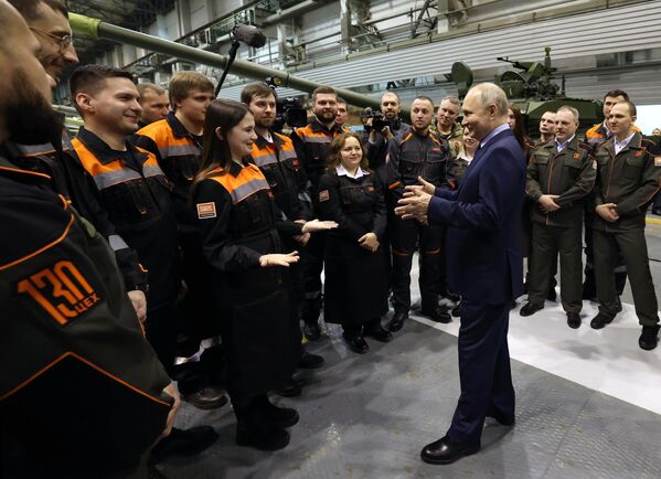 Ngày 15/2/2024, Tổng thống Nga Vladimir Putin giao lưu với công nhân trong chuyến thăm Tập đoàn sản xuất khoa học Uralvagonzavod ở Nizhny Tagil. - Sputnik Việt Nam