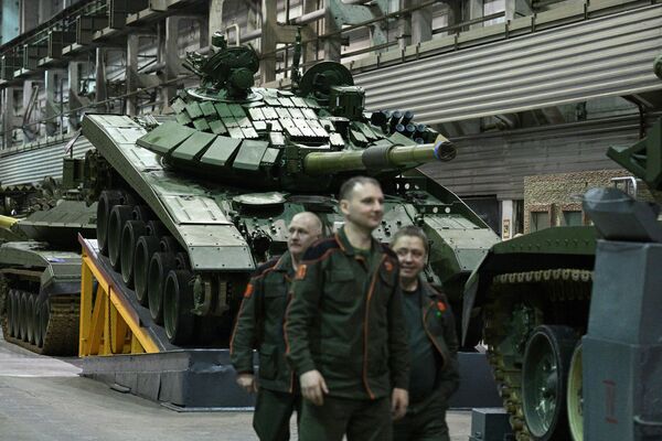 Xe tăng T-72 và T-90 tại xưởng lắp ráp cơ khí Uralvagonzavod ở Nizhny Tagil. - Sputnik Việt Nam