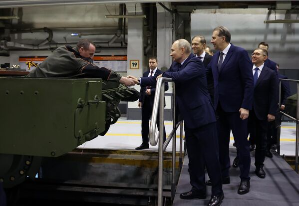 Ngày 15/2/2024, Tổng thống Nga Vladimir Putin và người công nhân trong chuyến thăm Công ty cổ phần Tập đoàn nghiên cứu và sản xuất Uralvagonzavod ở Nizhny Tagil. - Sputnik Việt Nam