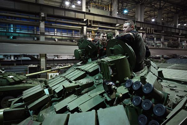 Công nhân trên xe tăng T-72 tại xưởng lắp ráp cơ khí Uralvagonzavod ở Nizhny Tagil. - Sputnik Việt Nam