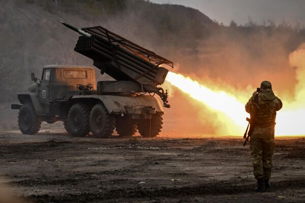 Hệ thống tên lửa phóng loạt BM-21 Grad của quân khu “Trung tâm” bắn vào các vị trí trong quân đội Ukraina theo hướng Krasnyi Lyman trong chiến dịch quân sự đặc biệt. - Sputnik Việt Nam