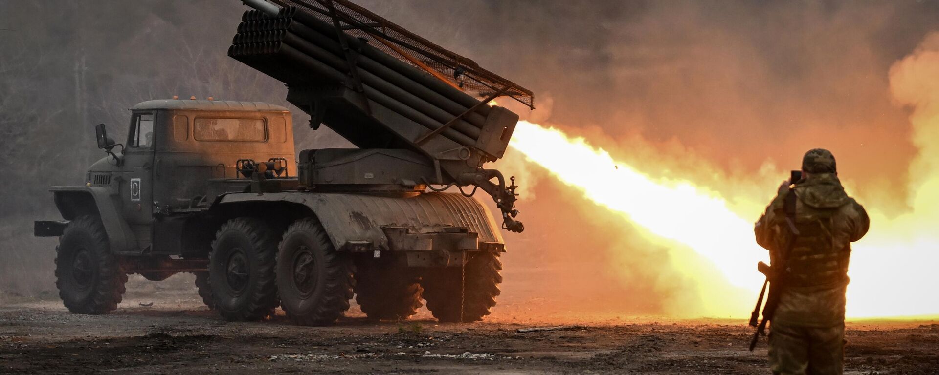 Hệ thống tên lửa phóng loạt BM-21 Grad của quân khu “Trung tâm” bắn vào các vị trí trong quân đội Ukraina theo hướng Krasnyi Lyman trong chiến dịch quân sự đặc biệt. - Sputnik Việt Nam, 1920, 08.03.2024