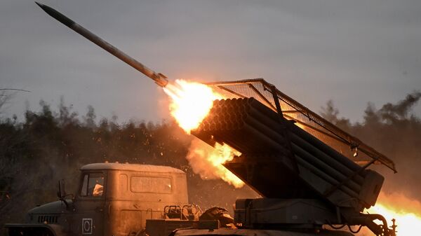 Hệ thống tên lửa phóng loạt BM-21 Grad quân khu “Trung tâm” bắn vào các vị trí quân đội Ukraina theo hướng Krasnyi Lyman trong chiến dịch quân sự đặc biệt. - Sputnik Việt Nam