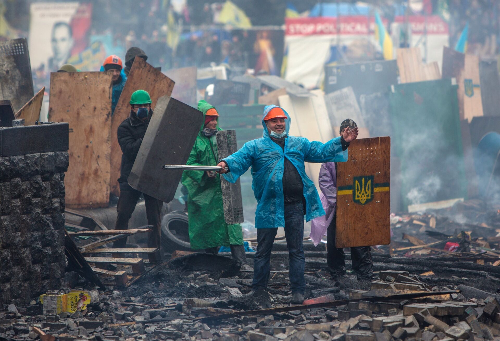 Những người ủng hộ phe đối lập đụng độ với nhân viên thực thi pháp luật trên Quảng trường Độc lập ở Kiev, năm 2014. - Sputnik Việt Nam, 1920, 16.02.2024